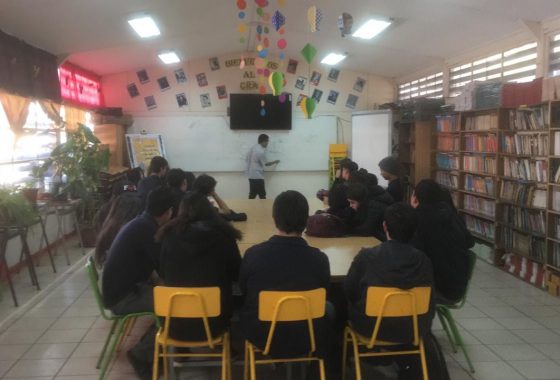 La imagen muestra a un grupo de estudiantes participando en el taller para ejecución de Proyecto Participativo 2019. El encuentro se realiza en la sala CRA del Liceo Cardenal Antonio Samoré.