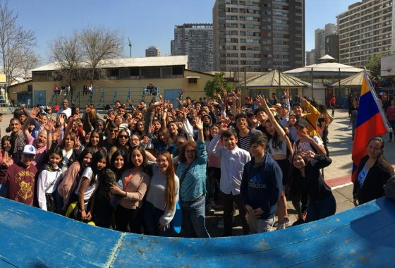 La foto muestra a parte de la comunidad estudiantil del liceo Presidente Gabriel González Videla A24 en el patio del colegio, al término del día de la Multiculturalidad celebrado en agosto de 2019.