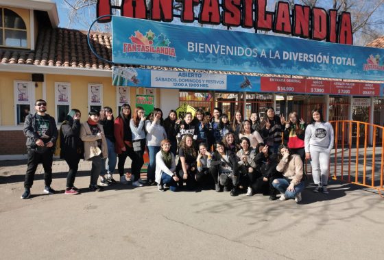 La fotografía exhibe a un grupo de estudiantes del Liceo Técnico San Miguel que asisten al parque de diversiones Fantasilandia. La salida forma parte de los Proyectos Participativos 2019 ejecutado por el liceo.