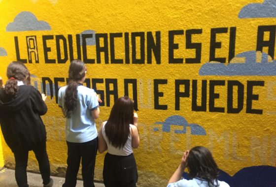 La imagen muestra a cuatro estudiantes pintando un mural durante el desarrollo del taller de murales realizado en el liceo Presidente Gabriel González Videla. El Taller formó parte de los Proyectos Participativos 2019 ejecutados por el liceo.