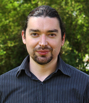 Foto facial de Nicolás Olivares, profesional de la Dirección de Inclusión UC.