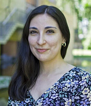 Foto facial de profesional Francisca Corales, tutora de acompañamiento en PACE UC Educación Media, Dirección de Inclusión.