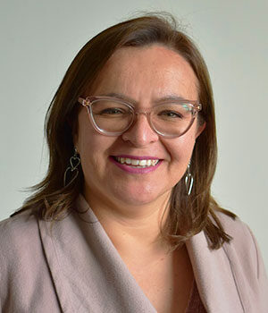 Foto facial de Mariela Apablaza, profesional de PACE UC