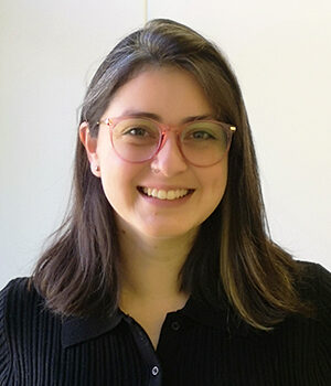 Foto facial en fondo blanco de Nicole Véliz profesional del Área de Admisión Equidad y Vínculo