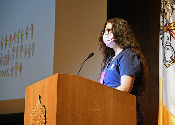 Denisse Carrasco, estudiante de último año de Enfermería, dando discurso en Bienvenida de vías de equidad 2022