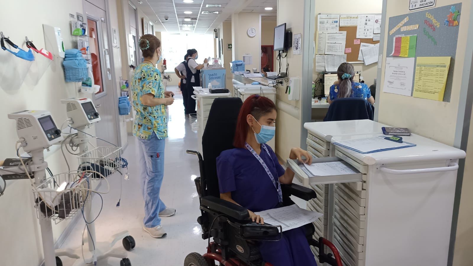 Fotografía. Estudiante en silla de ruedas en su práctica en hospital clínico UC
