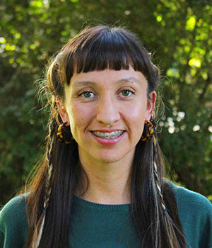 Foto facial de Anahí Reyes profesional de acompañamiento de PACE UC Educación Media 2023