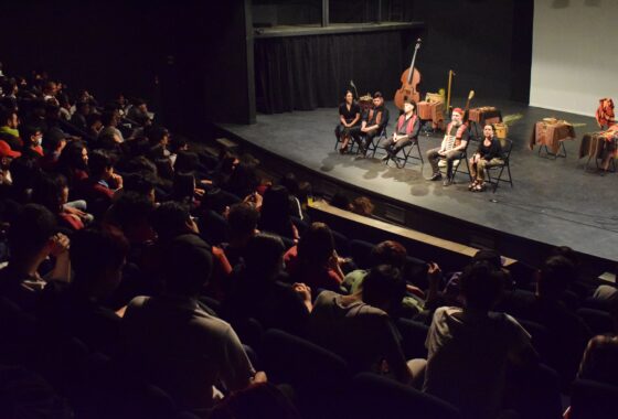 Estudiantes liceos PACE en conversatorio con el elenco luego de función en Teatro UC