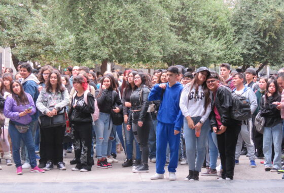 Estudiantes en inicio de Talleres PACE UC en Campus San Joaquín