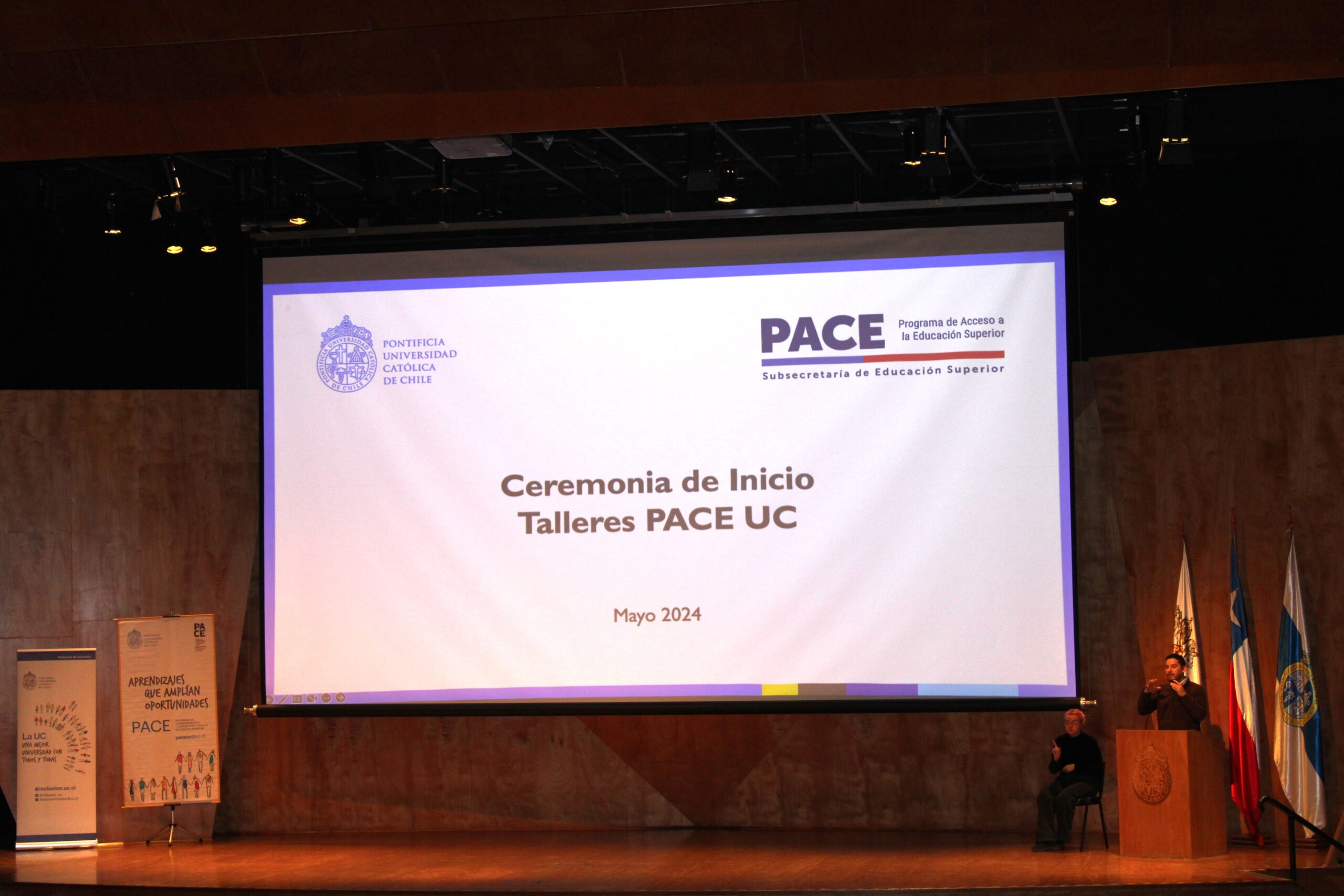 Coordinador Ejecutivo PACE UC exponiendo en la Ceremonia Bienvenida Talleres PACE UC 