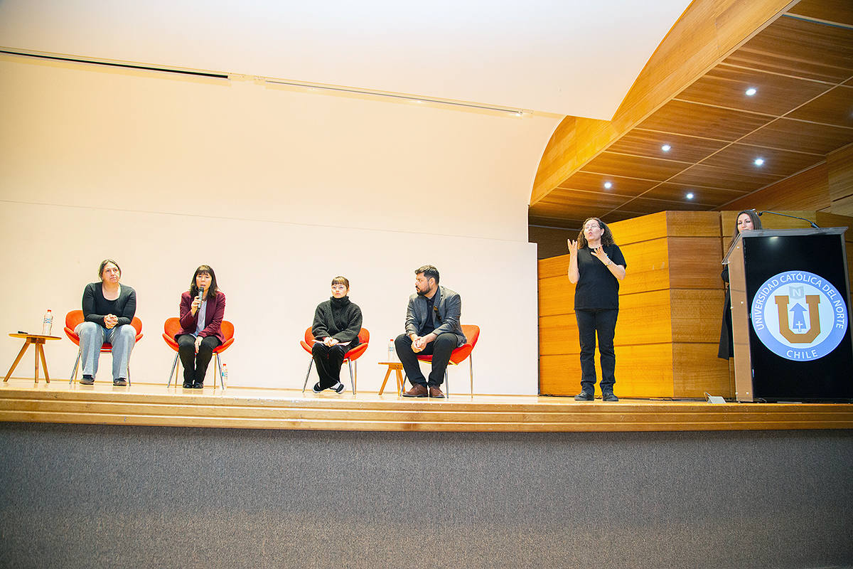 Catalina García y Silvana Zanlungo protagonizaron seminario en la Universidad Católica del Norte.