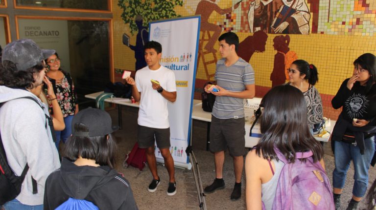 Estudiantes que participan como Tutores Pares Interculturales junto a estudiantes UC explicando una dinámica en el contexto de la actividad de bienvenida de 2019.