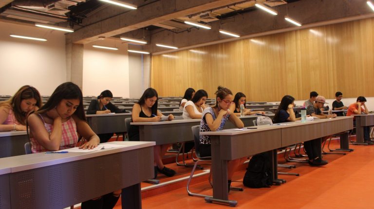 Estudiantes rindiendo una prueba en una sala amplia de Campus San Joaquín.