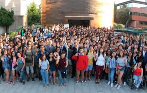 Cientos de estudiantes y profesionales UC en fotografía oficial en una de las bienvenidas a estudiantes que ingresaron por vías de equidad.