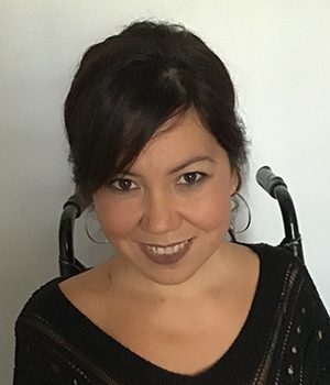 Foto facial de Coordinadora de PIANE, Andrea Vásquez, en fondo gris.