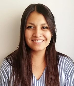 Foto facial de profesional de Graduación Efectiva, Macarena Cabezas, en fondo blanco.
