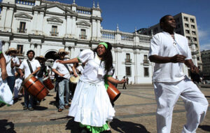 Un grupo de músicos y danzantes afrochilenos de Arica y Parinacota baila en la plaza ante el palacio presidencial de La Moneda, en Santiago de Chile. Crédito: ACNUDH
