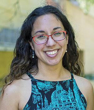 Foto facial de Milena Vásquez, profesional y tutora de acompañamiento de PACE UC Enseñanza Media, Dirección de Inclusión.