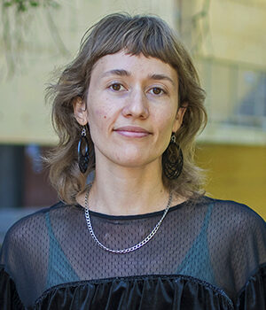 Foto facial de Catalina Moya, profesional de la Dirección de Inclusión UC.