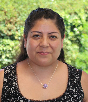 Foto facial de Javiera Muñoz, coordinadora de acompañamiento de la Dirección de Inclusión UC