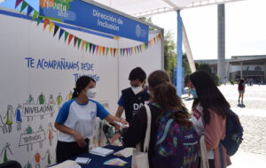 Fotografía. Estudiantes visitando stand de Feria Novato y Novata 2022.