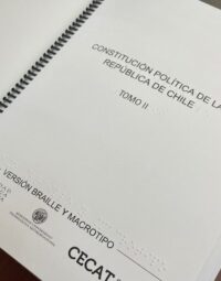 Fotografía. Primera página de la propuesta de nueva Constitución en formato Braille y macrotipo.
