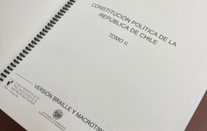 Fotografía. Primera página de la propuesta de nueva Constitución en formato Braille y macrotipo.