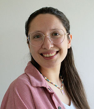 Foto facial de Hellen Leiva, profesional del área de Graduación Efectiva de la Dirección de Inclusión de la UC.