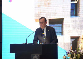 Fotografía del Rector Ignacio Sánchez en podio dando un discurso