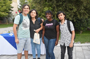 Fotografía de estudiantes UC posando.