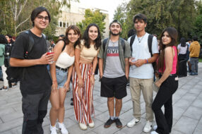 Fotografía de estudiantes UC posando.