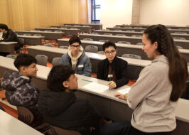 Grupo de estudiantes en sala de clases