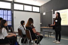Tallerista de PACE UAH dictando charla a estudiantes en Feria Vocacional