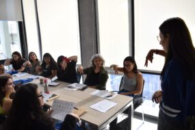 Profesionales UC participando en taller de Lengua de Señas Chilenas durante día de la discapacidad