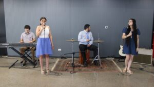 Grupo musical compuesto con personas con discapacidad participando del día de la discapacidad en la UC