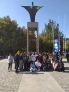 Estudiantes liceos PACE UC posando en la entrada de Campus San Joaquín, delante de la estatua Cristo