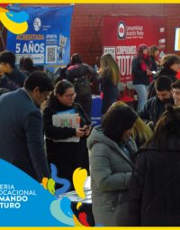 Foto general con margen de asistentes a 3ra Feria Vocacional Formando Futuro en gimnasio Liceo Técnico San Miguel