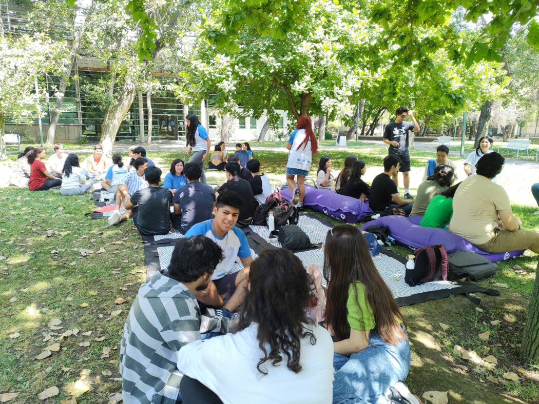 Grupo de estudiantes participando de una actividad al aire libre