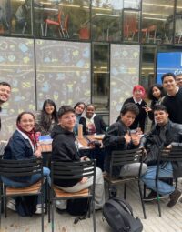 Estudiantes pertenecientes a la RAE posando sonrientes en la UC