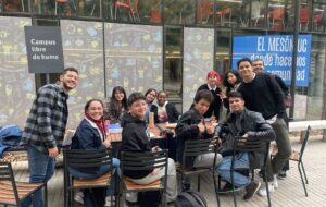 Estudiantes pertenecientes a la RAE posando sonrientes en la UC