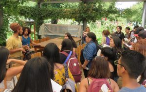 Funcionarios de la Facultad de Agronomía e Ingeniería Forestal, hablando sobre la carrera a estudiantes de PACE UC, en la pérgola del Huerto San Francisco, en Campus San Joaquín.
